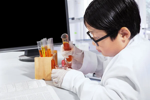 Boy está haciendo experimentos científicos — Foto de Stock