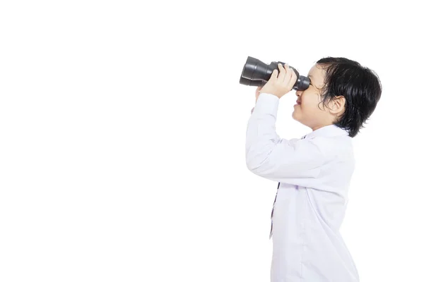 Bambino che guarda attraverso il binocolo — Foto Stock