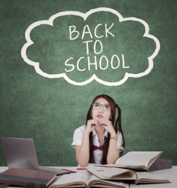 Kız öğrenci ve okula geri metin