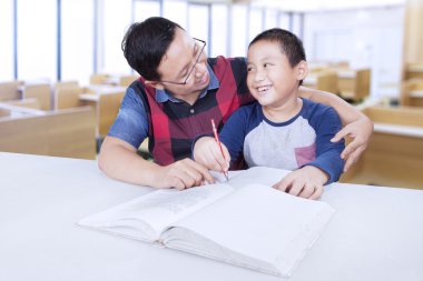 Öğretmen Kılavuzu bir öğrenci okul yapıyor