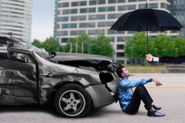 Sonra trafik kazası bir yardım bekleyen adam