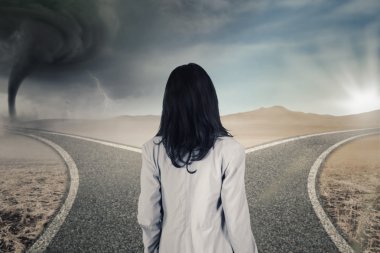 Kadın işçi iki yol arıyorum