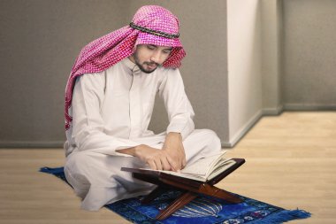 Müslüman erkek evde Kur'an okuma