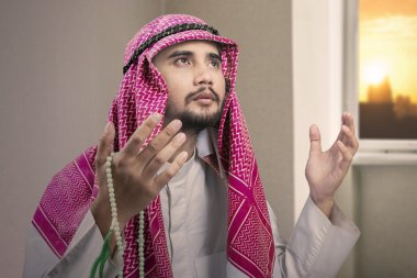 Müslüman kişi evde dua