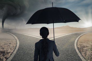 İki yollar arıyorsunuz şemsiye ile işçi