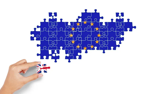 Hand spielt Puzzle mit der Flagge Englands und der EU — Stockfoto