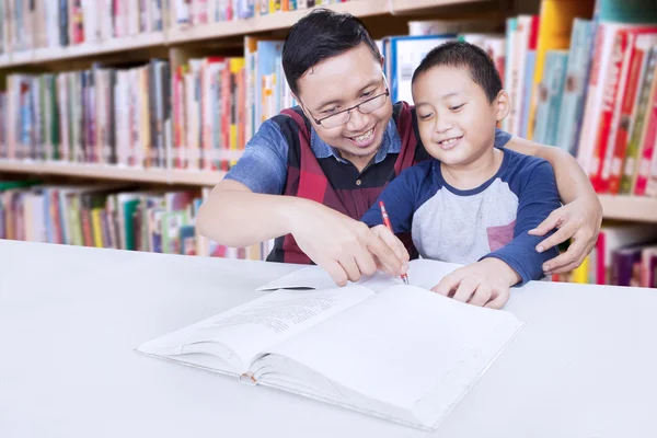 Petit garçon étudiant avec son professeur — Photo