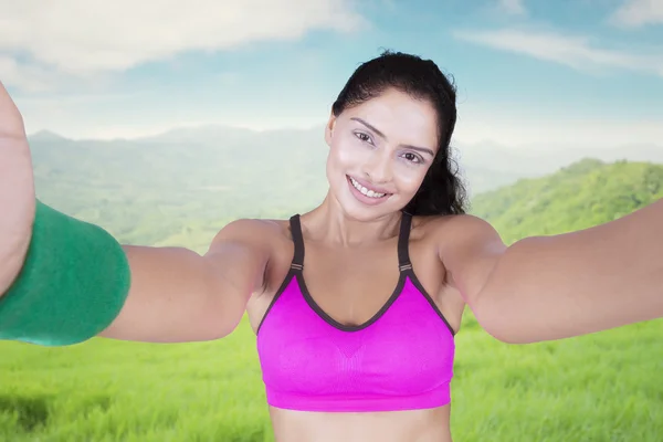 Deportiva mujer tomando un retrato selfie —  Fotos de Stock