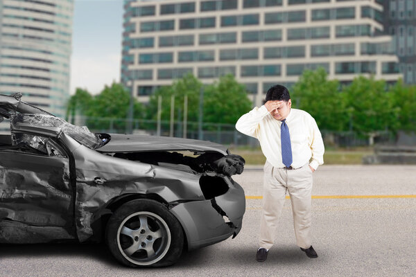 Стрессовый бизнесмен после автомобильной аварии
