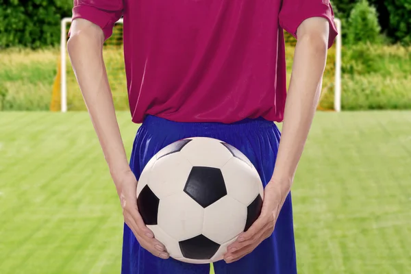 サッカー選手の後ろでボールを保持しています。 — ストック写真