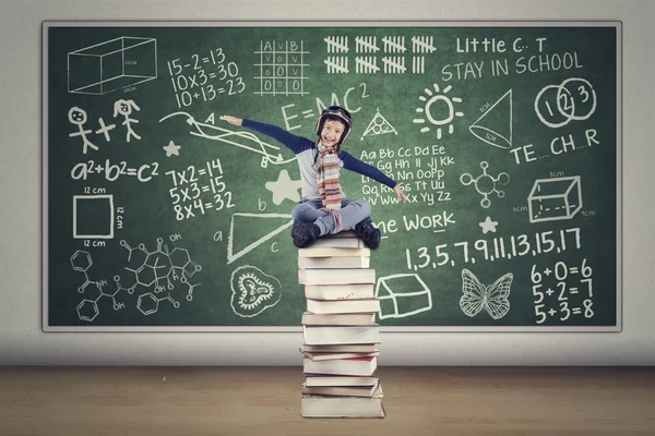 Ragazzo con casco e libri in classe — Foto Stock