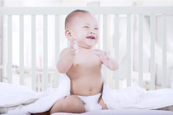 Blije baby spelen in slaapkamer — Stockfoto