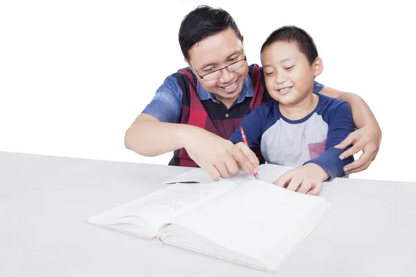 Père enseignant à son fils à étudier — Photo