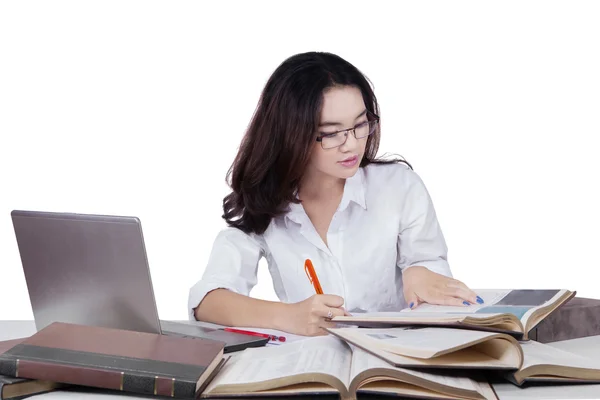 Adolescente chica haciendo tarea — Foto de Stock