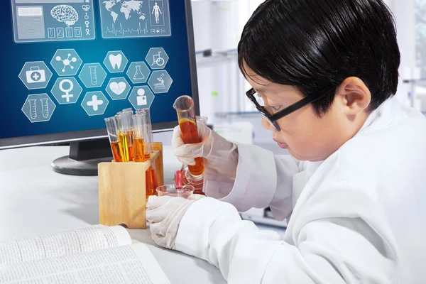 Små forskare som arbetar i laboratoriet — Stockfoto