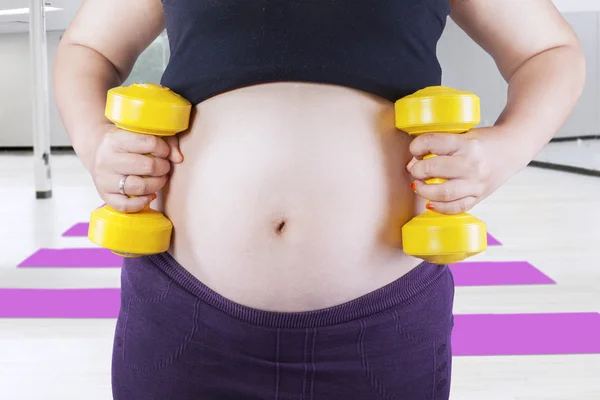 Pregnant woman do exercises with dumbbells — Stock Photo, Image