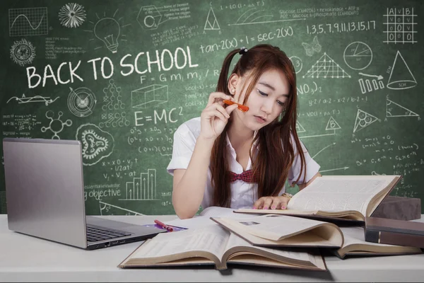 Sınıfta okuyan kız öğrenci