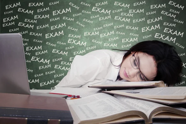 A lány alszik, vizsgán tanulmányozása után — Stock Fotó