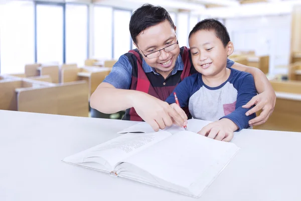 Lehrer hilft einem Schüler beim Lernen — Stockfoto