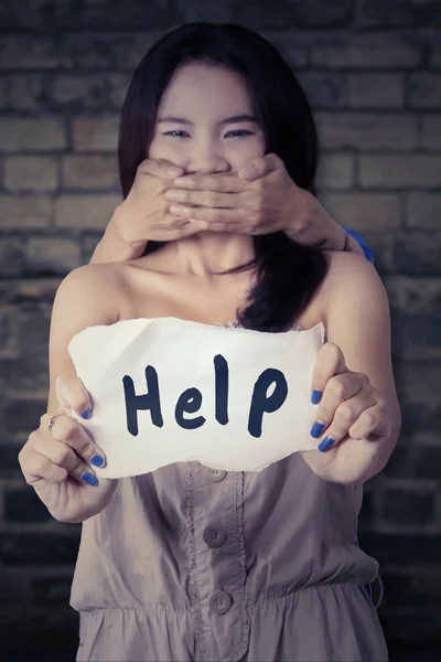 Ragazza spaventata rapita da qualcuno — Foto Stock