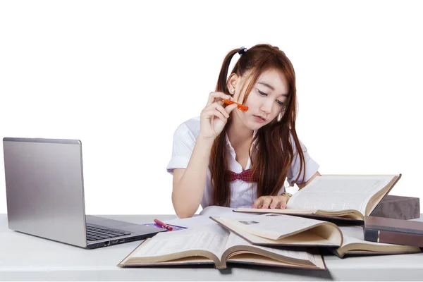 Joven estudiante femenina estudiando — Foto de Stock