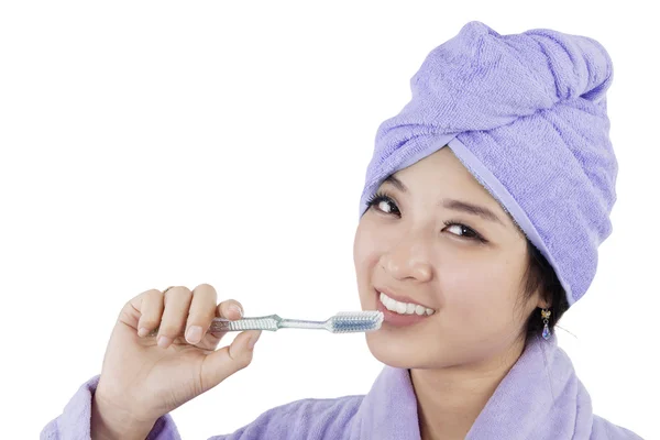 Ung pige børster hendes tænder - Stock-foto