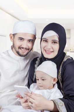 Arap aile evde smartphone tutar