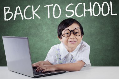 Şirin kız öğrencinin okula geri