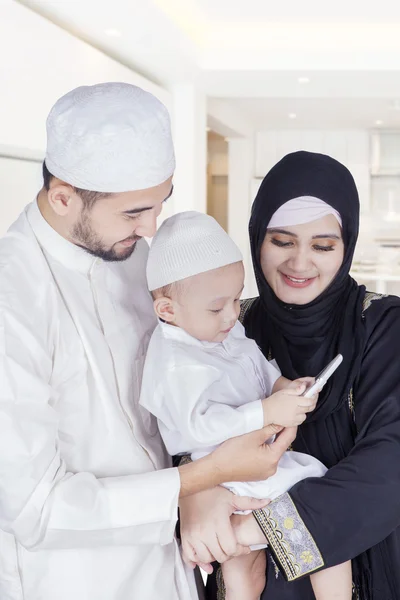 Arabischer Junge und Eltern nutzen Handy — Stockfoto