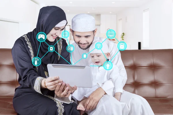 Famiglia araba utilizzare il sistema di casa intelligente — Foto Stock