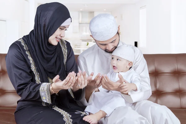 阿拉伯语的父母教他们的儿子祈祷 — 图库照片