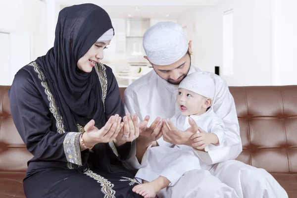 Les parents arabes apprennent à leur fils à prier — Photo