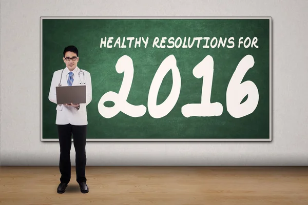 Médico asiático con resoluciones saludables — Foto de Stock