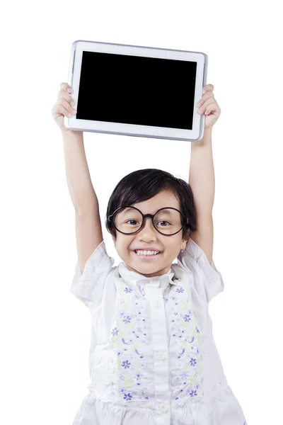 Attraktiva skolflicka lyfter digital tablet — Stockfoto