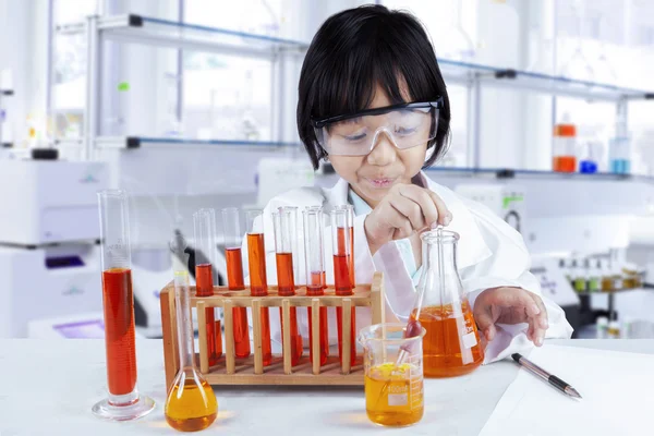 Niño haciendo investigación química en laboratorio — Foto de Stock