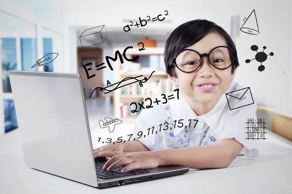 Kind met laptop en formule van de wetenschap — Stockfoto