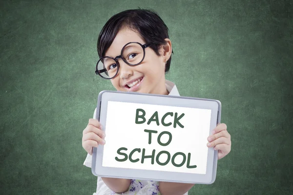 Niño con tableta y texto de Regreso a la Escuela —  Fotos de Stock