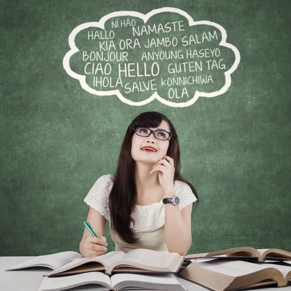 Chytré ženy studenta studovat cizí jazyk — Stock fotografie