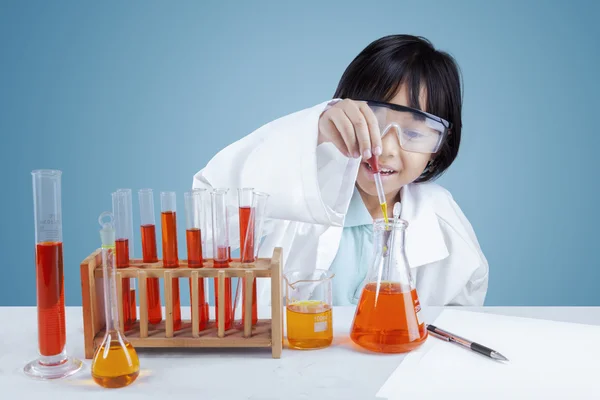 Chica curiosa haciendo investigación química — Foto de Stock