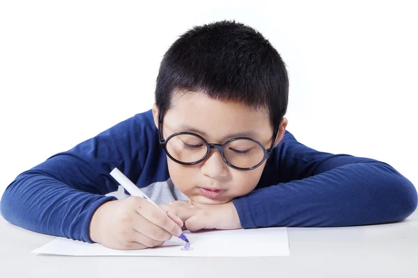 Leuke jongen maakt een foto op papier — Stockfoto