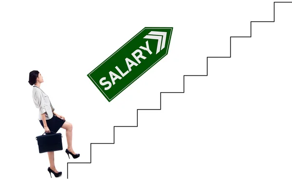 Empreendedor com texto salarial andando na escada — Fotografia de Stock