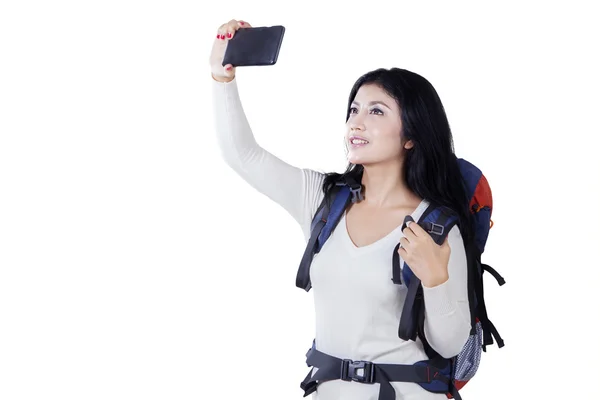 Viajera tomando selfie en estudio — Foto de Stock