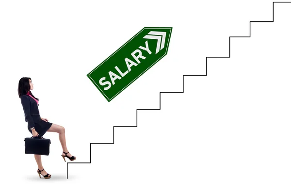 Trabalhadora com texto salarial nas escadas — Fotografia de Stock