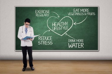 Erkek doktor ve sağlıklı yaşam için plan