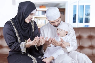Orta Doğu aile kanepeye dua