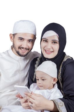 Müslüman aile cep telefonu tutan