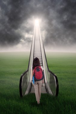 Gökyüzü için yürüyüş öğrenci