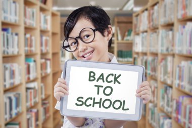 Tablet ve okula geri metin ile öğrenci