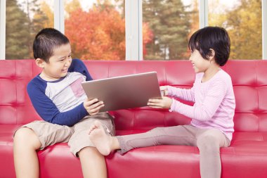 İki kardeş dizüstü bilgisayar almak için mücadele