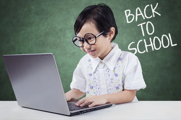 Anaokulu öğrenci okula geri